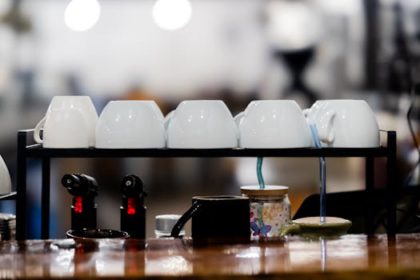 Detailed instructions for choosing the right kitchen countertop based on material, shade, and style of decoration.